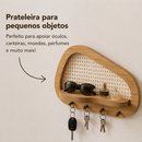 Porta Chaves Orgânico Decorativo com Prateleira e Palha Indiana